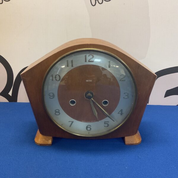 Vintage Smith’s mental clock with a cream dial and black numerals.