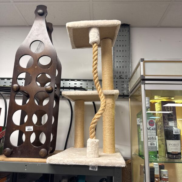 Three-tier cat scratching post with carpeted platforms and sisal wrapping.