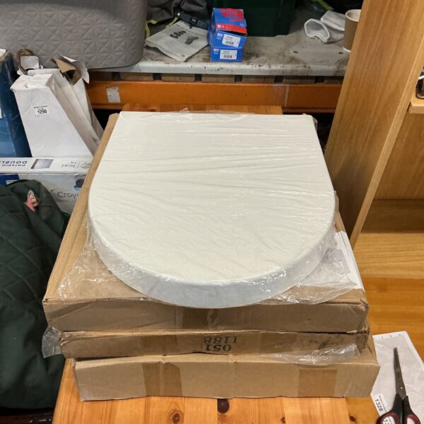 Four new white toilet seats, model 1290, in packaging.