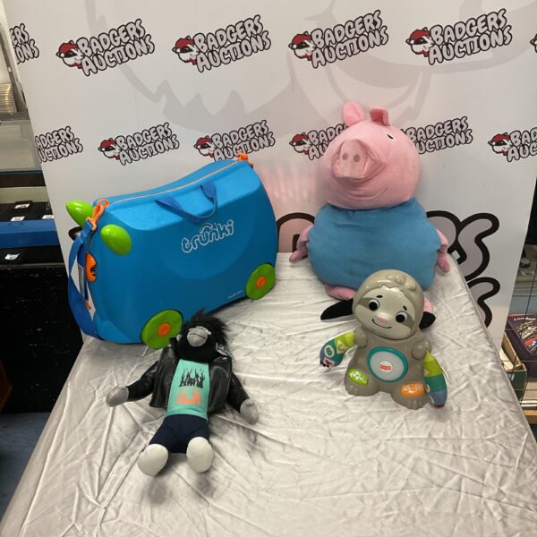 Blue Trunki ride-on case with Peppa Pig and Sing 2 plush toys.