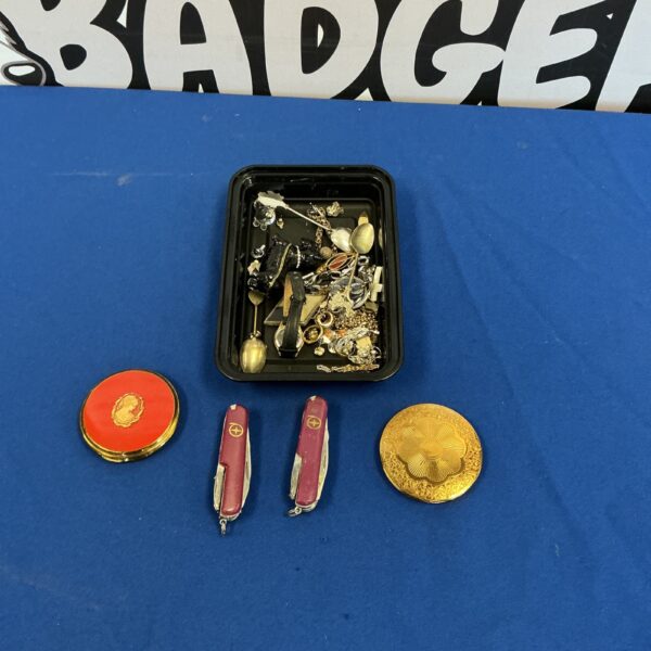 Mixed lot of vintage collectibles including badges and penknives.
