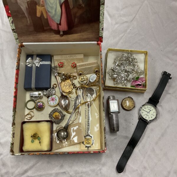 Vintage jewellery and watch lot with Monet necklace and brooches.