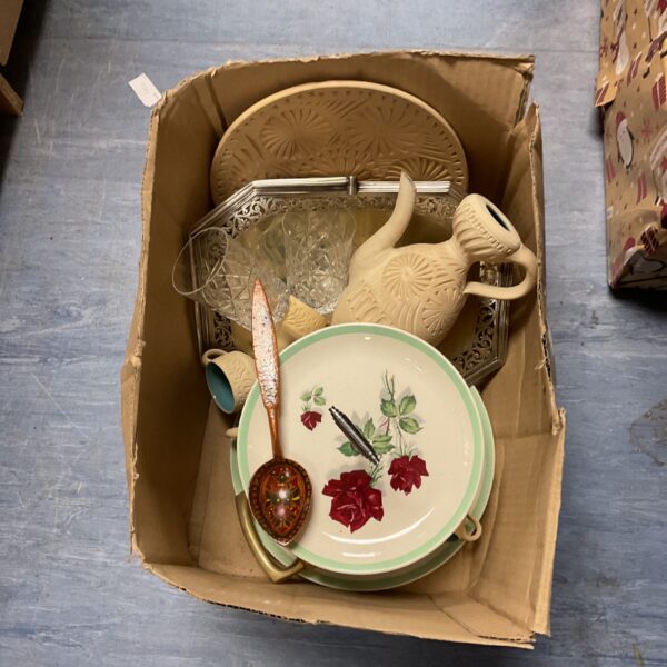 Mixed lot of vintage kitchenalia including plates and a pouring jug.