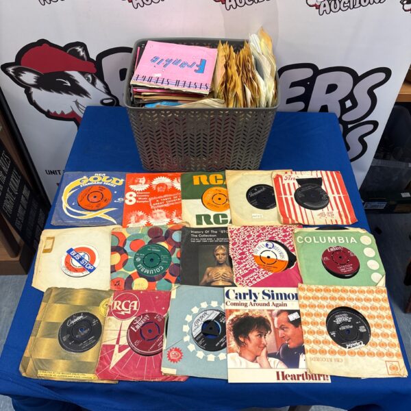 Lot of vintage 7 inch vinyl singles including Carly Simon.