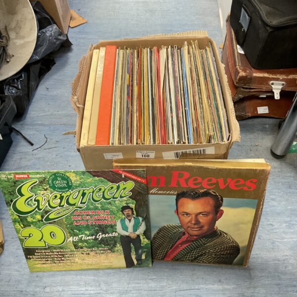Mixed lot of 12 inch vinyl records for collectors.
