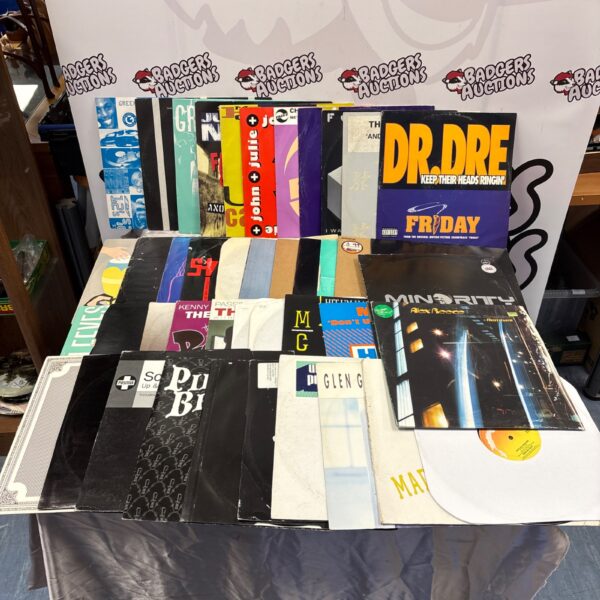 Mixed lot of 12 inch vinyl records including Dr Dre and MC Hammer.