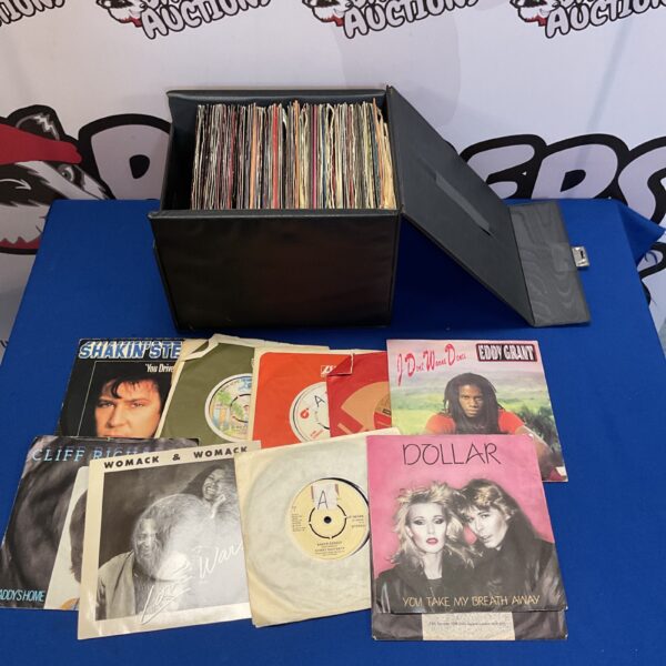 Mixed lot of vintage 7 inch vinyl records for collectors.