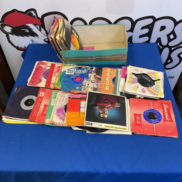 Mixed lot of vintage 7 inch vinyl records for collectors.