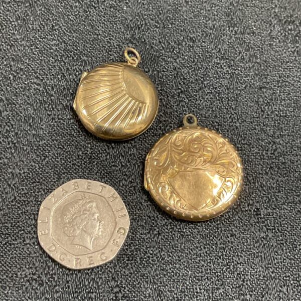 Vintage 9ct gold shell pendant with embossed detailing.