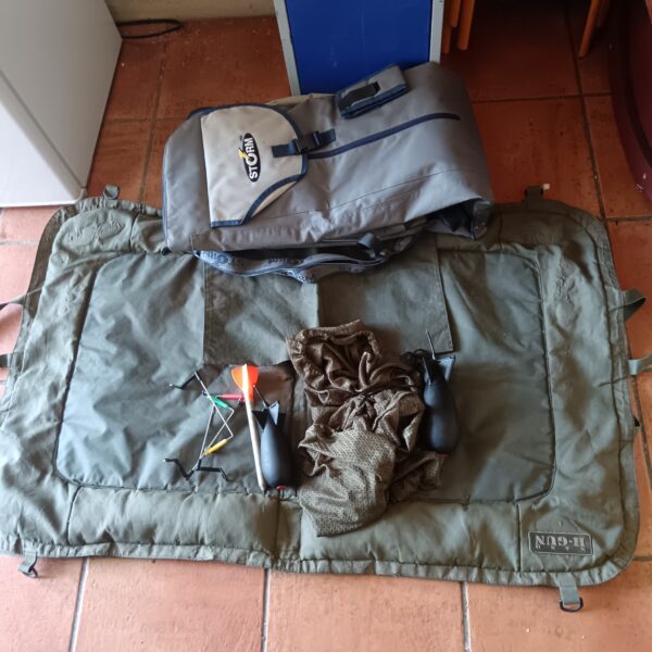 Fishing equipment inc Nash carp unhooking mat & rod bag