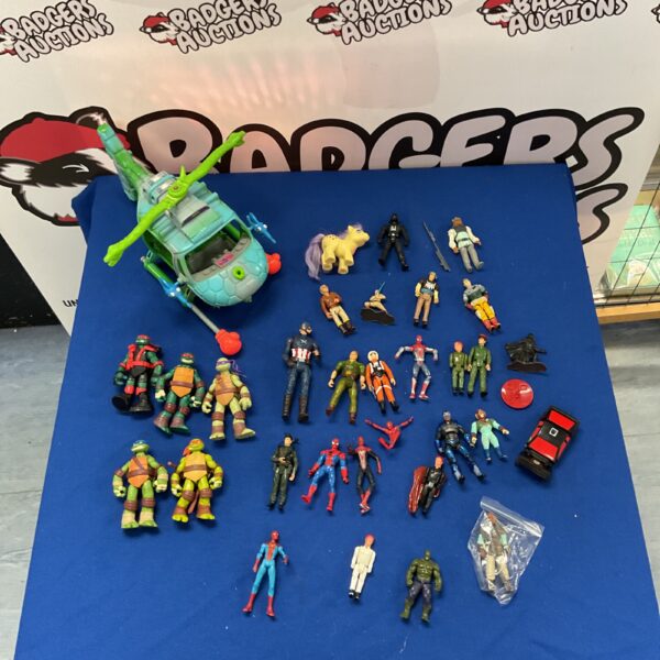 Diverse action figure lot including Teenage Mutant Ninja Turtles, Spiderman, and Star Wars figures.