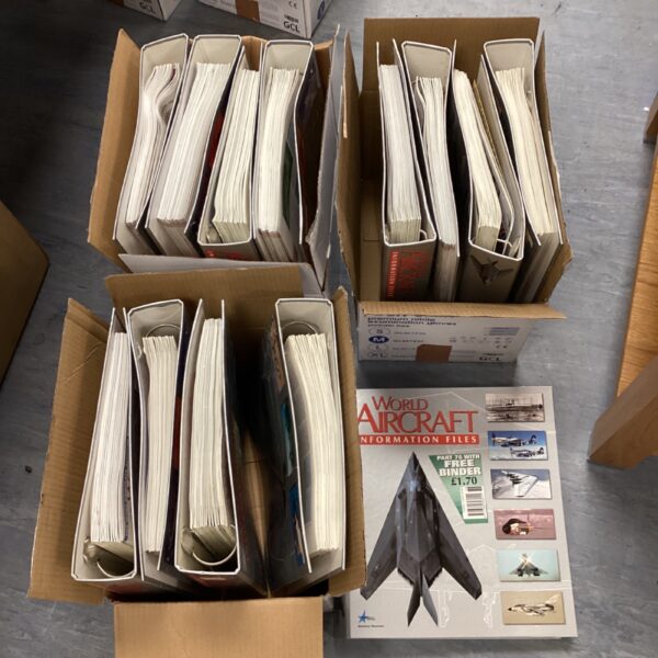 Lot of thirteen aircraft information binders and magazines.
