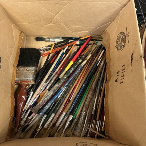 Mixed lot of artist paint brushes for various painting techniques.