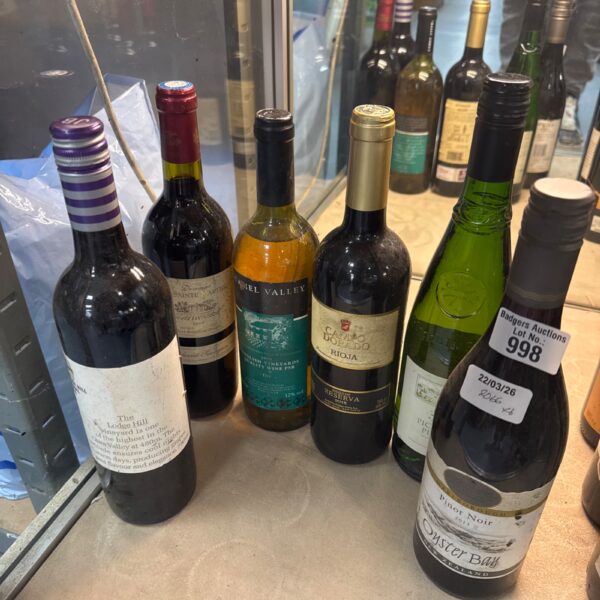 Assorted wine lot with six bottles of varied vintages.
