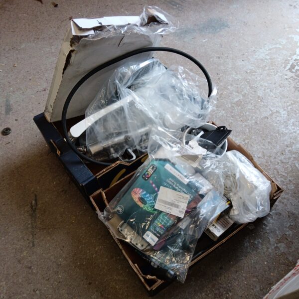 Mixed lot of bathroom fittings and toilet seats.