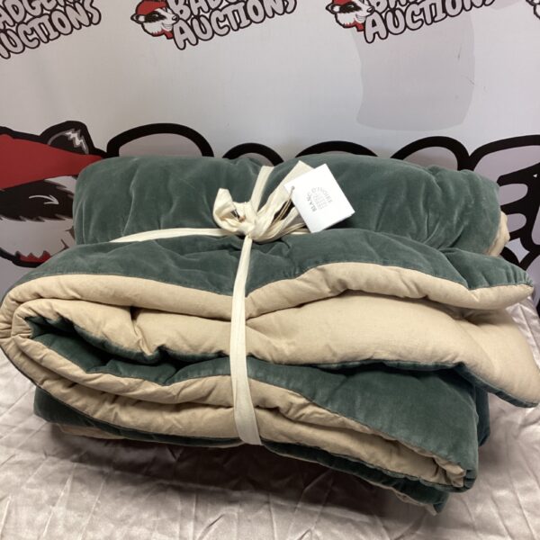 New Blanc d'ivoire futon cover displayed, ideal for home decor.