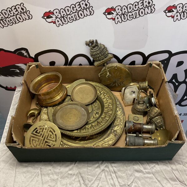 Vintage brassware tray lot with dinner gong and decorative ornaments.