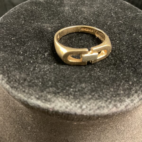 Elegant 9ct gold Christian Dior ring, size O.