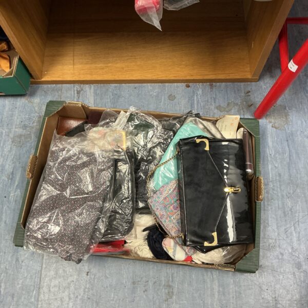Quantity of clutch bags in a mixed lot.