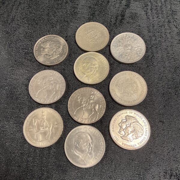 Assorted commemorative crowns including a Churchill crown for collectors.
