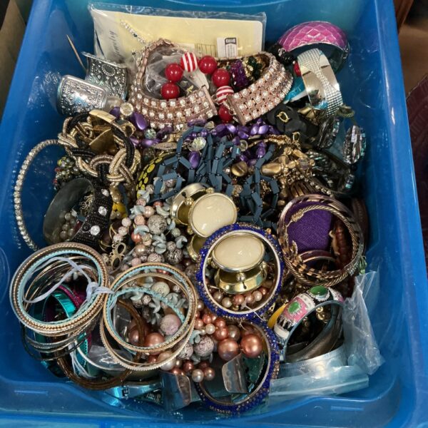 Diverse costume jewellery lot with necklaces and brooches.