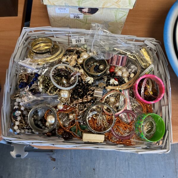 Assorted costume jewellery lot with necklaces, bracelets and brooches.