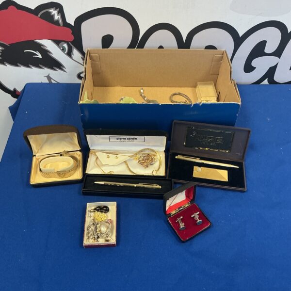 Mixed lot of vintage costume jewellery with necklaces and bracelets.