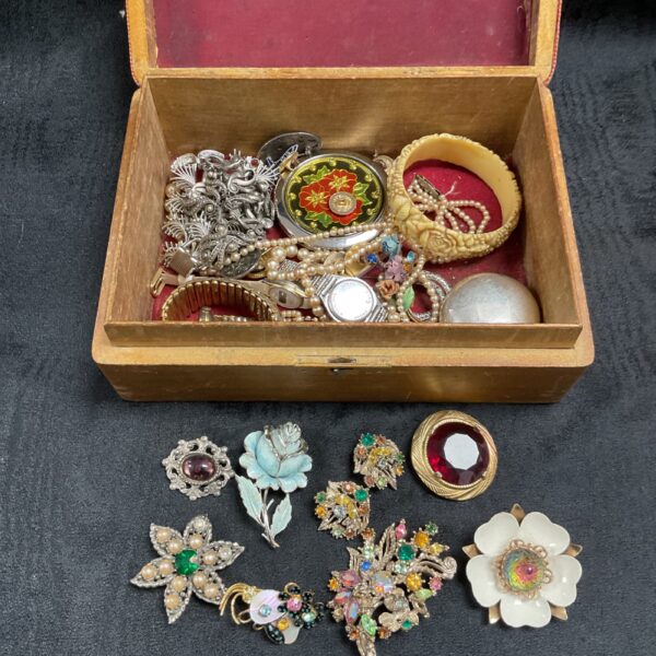 Mixed lot of vintage costume jewellery featuring large brooches.