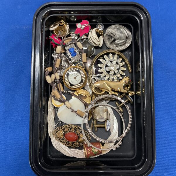 Mixed lot of vintage costume jewellery with brooches and necklaces.