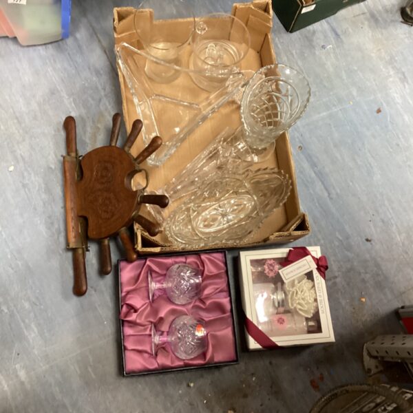 Mixed lot of crystal glassware and a knife set with wooden handles.