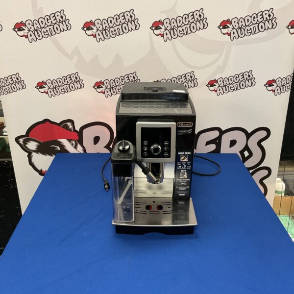 Silver DeLonghi Magnifica S coffee machine for espresso and cappuccino.