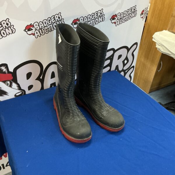 Dunlop steel toe Wellington boots size 46, work and safety footwear.