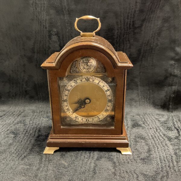 Vintage Elliott London mantle clock from 1988 with wooden case.