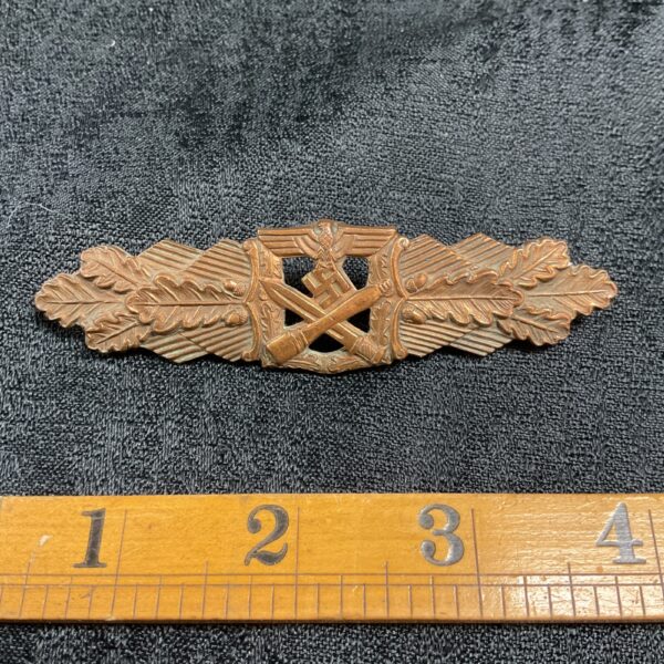 WWII German close combat clasp, bronze award, front view.