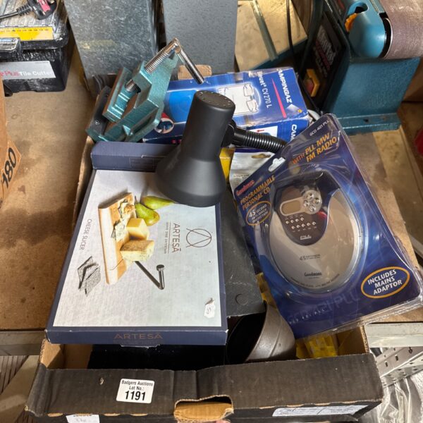 Mixed lot including a Goodman’s CD Walkman and other items.