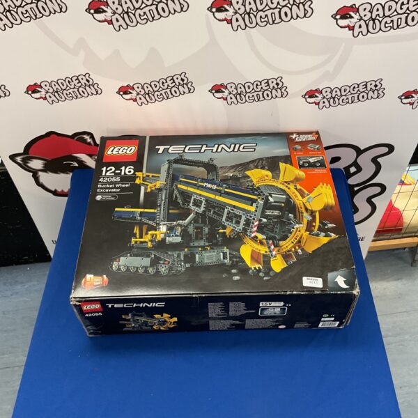 Front view of Lego Technic Bucket Wheel Excavator box.
