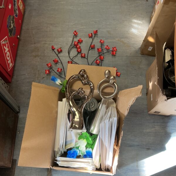 Mixed lot of love figurines and decorative items for collectors.
