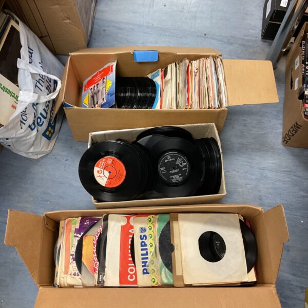 Mixed lot of vintage 7 inch vinyl records for collectors.