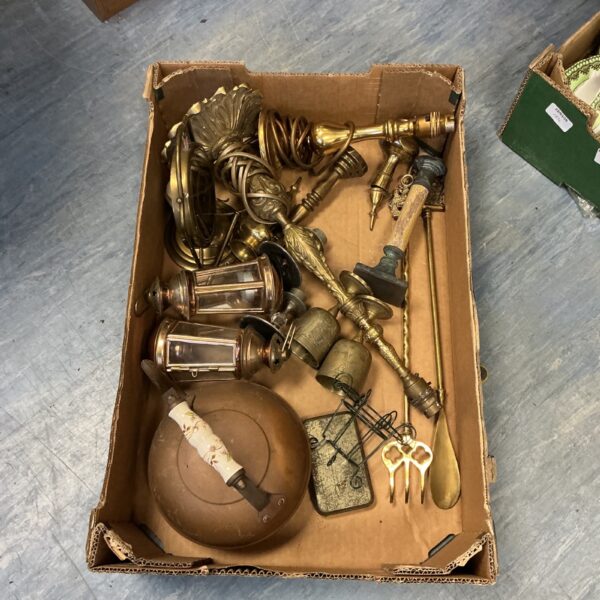 Mixed lot of vintage brassware including lamps and ornaments.