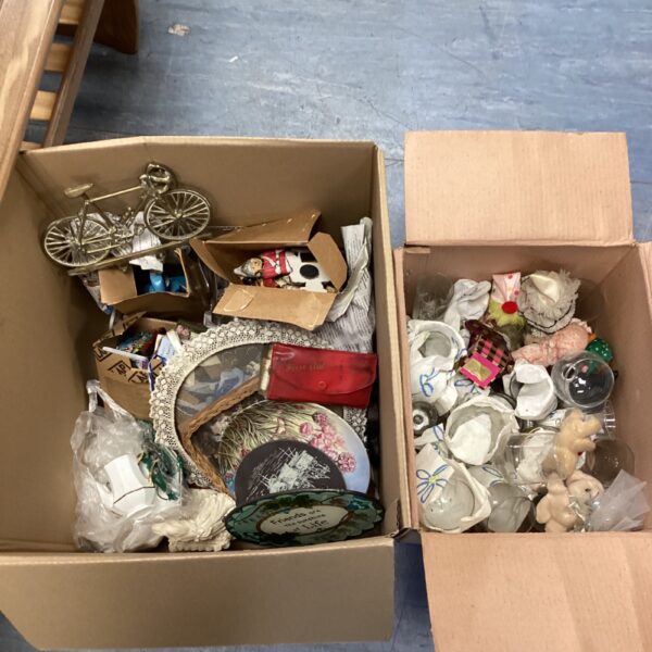 Overview of a mixed collectibles lot with miniature teasets and magnets.