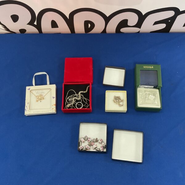 Mixed jewellery lot featuring Pandora pieces and beaded necklaces.