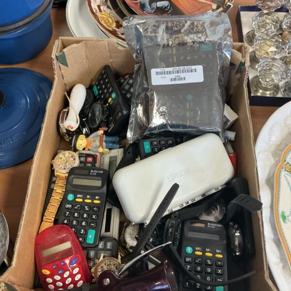 Mixed lot of vintage and scientific calculators for collectors.