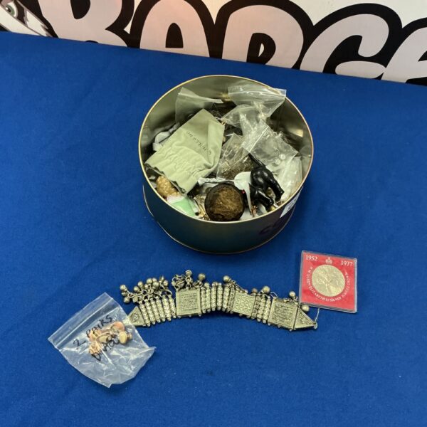 Mixed lot of vintage collectibles including a Silver Jubilee coin.