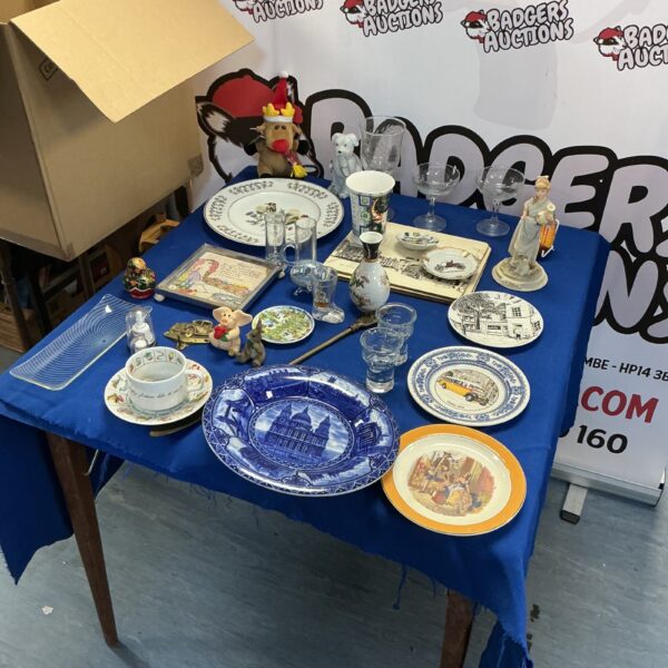 Overview of a mixed lot of vintage collectibles and curios.