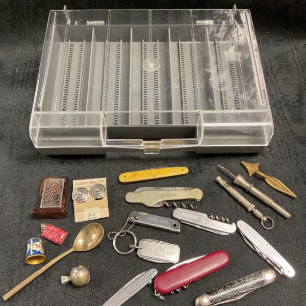 Mixed lot of vintage pen knives and silver jewellery in a clear box.