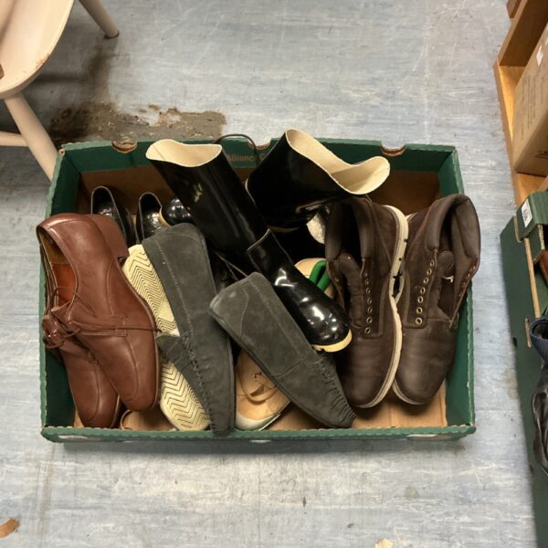 Overview of a mixed shoe lot with leather boots and trainers.