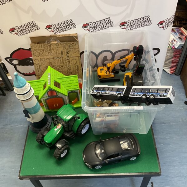 Mixed toy lot including Audi R8, JCB digger and farmhouse.
