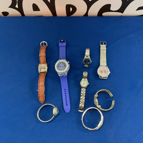 Tray of mixed wristwatches for collectors and repair.