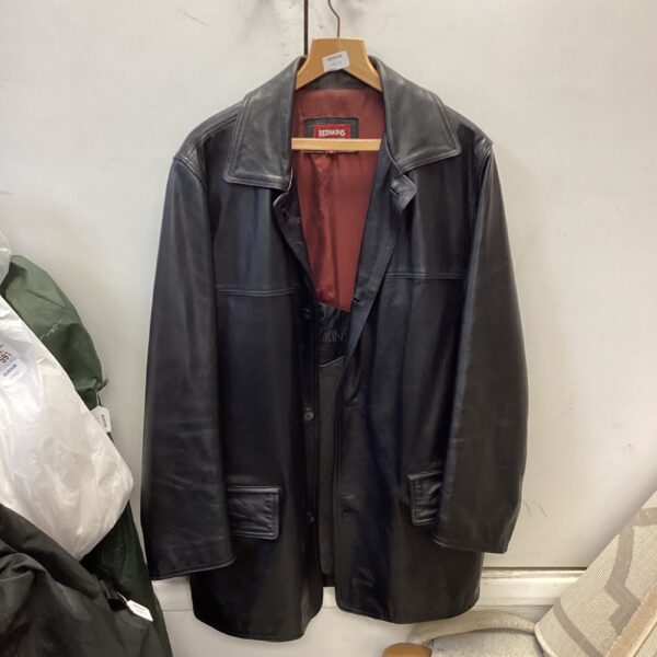 Men's size large Redskins leather jacket, vintage style.