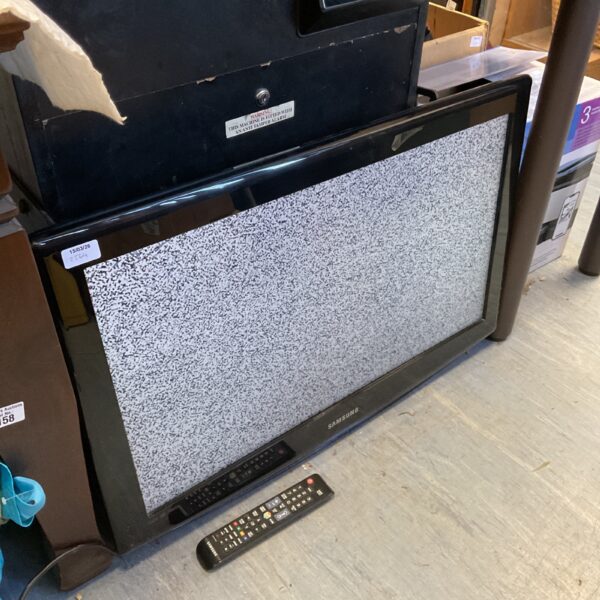 Samsung 32 inch HD television presented for consideration.